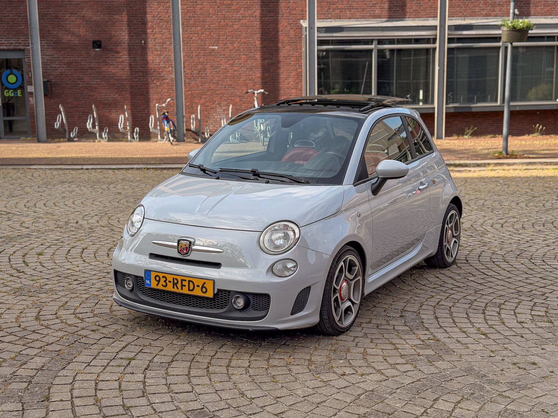 Abarth 500 1.4 T-jet 135pk Schuifdak Leder Climate PDC, Auto's, Voorwielaandrijving, Zwart, 4 cilinders, 4 stoelen