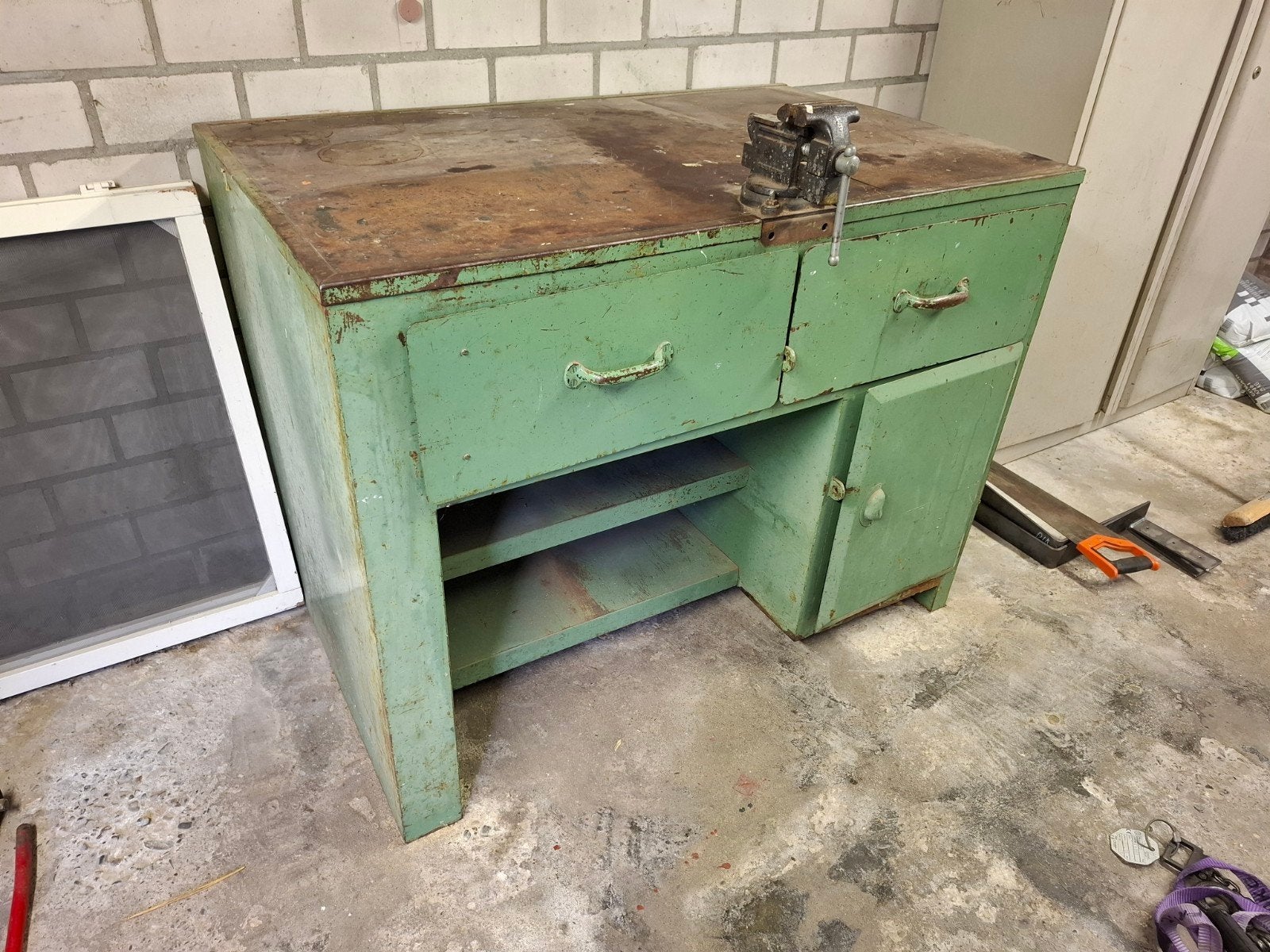 Robuuste werktafel met bankschroef en opbergruimte, Ophalen, Gebruikt, 120 tot 170 cm, Bankschroef