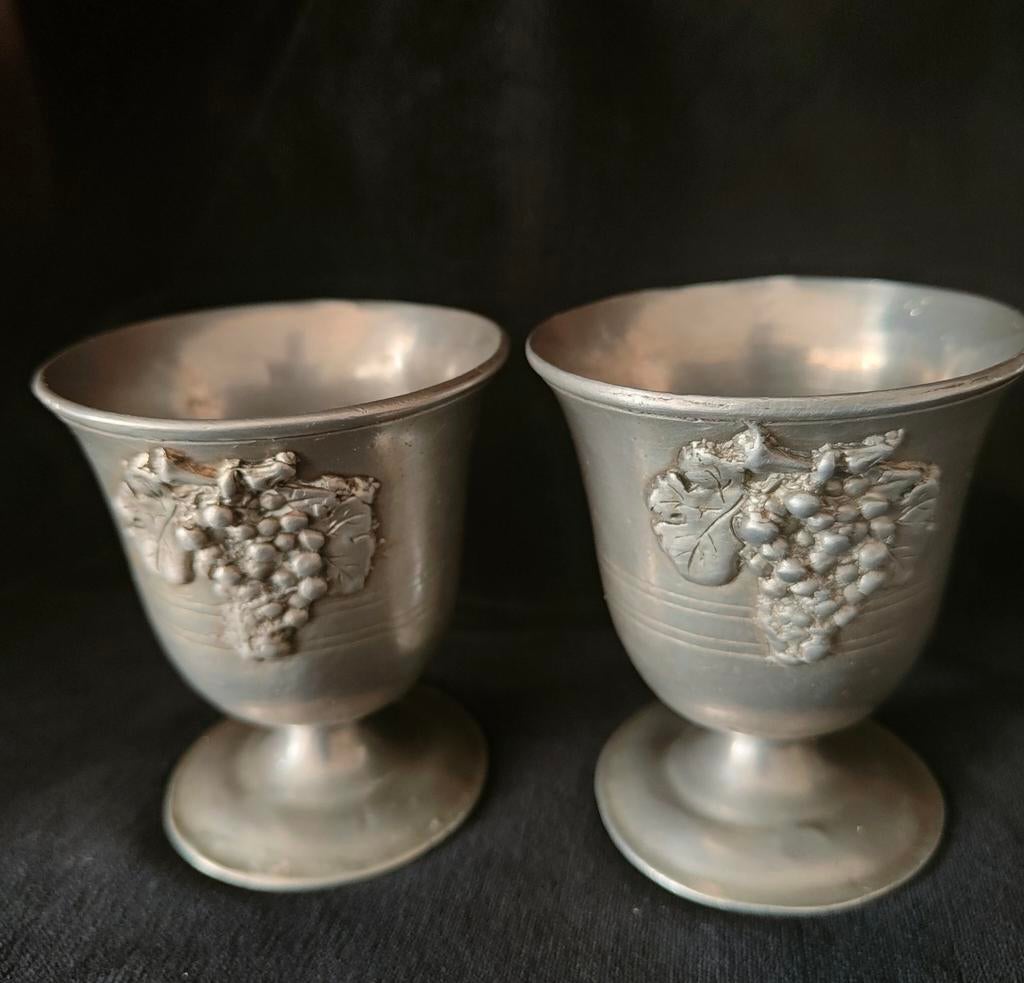 Set van 2 Vintage Tinnen kelken met Druivenmotief zinn 95 %, Antiek en Kunst, Antiek | Tin, Ophalen of Verzenden