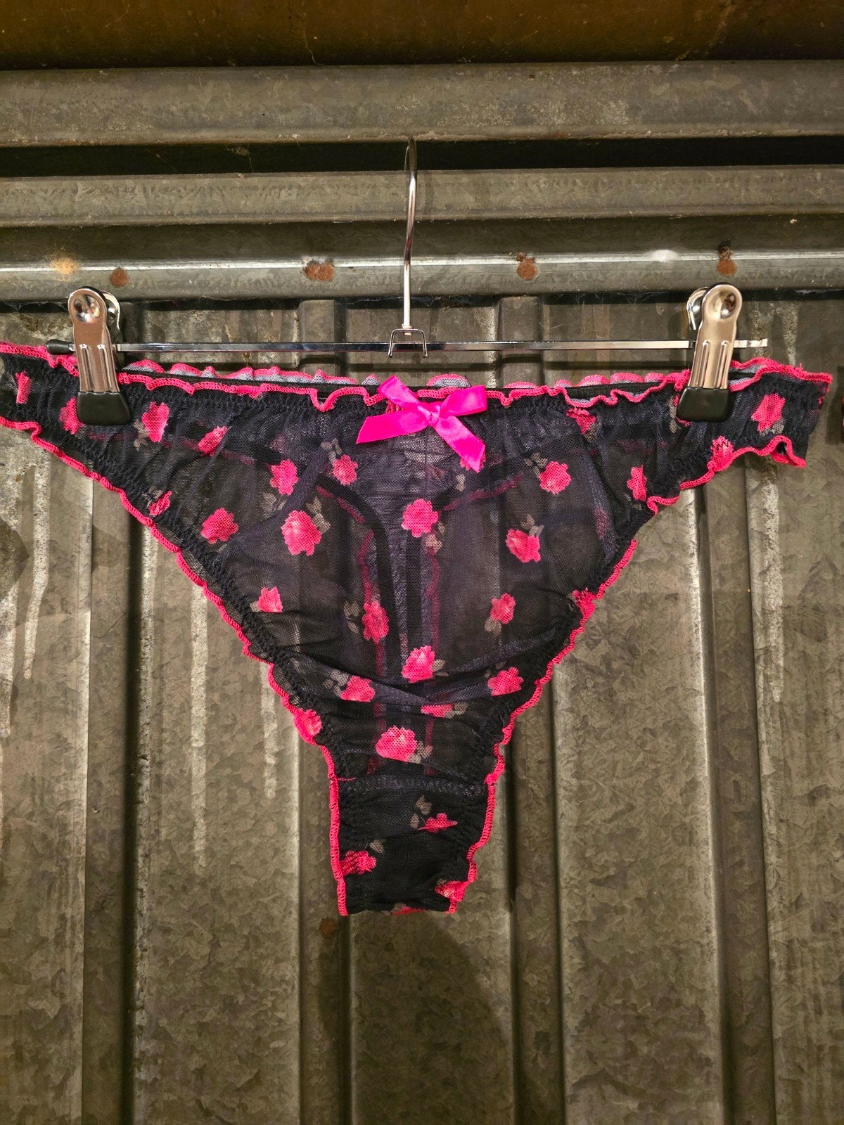 Zwarte sissy string met roze roosjes en strikje, Verzenden, Zwart, Slip