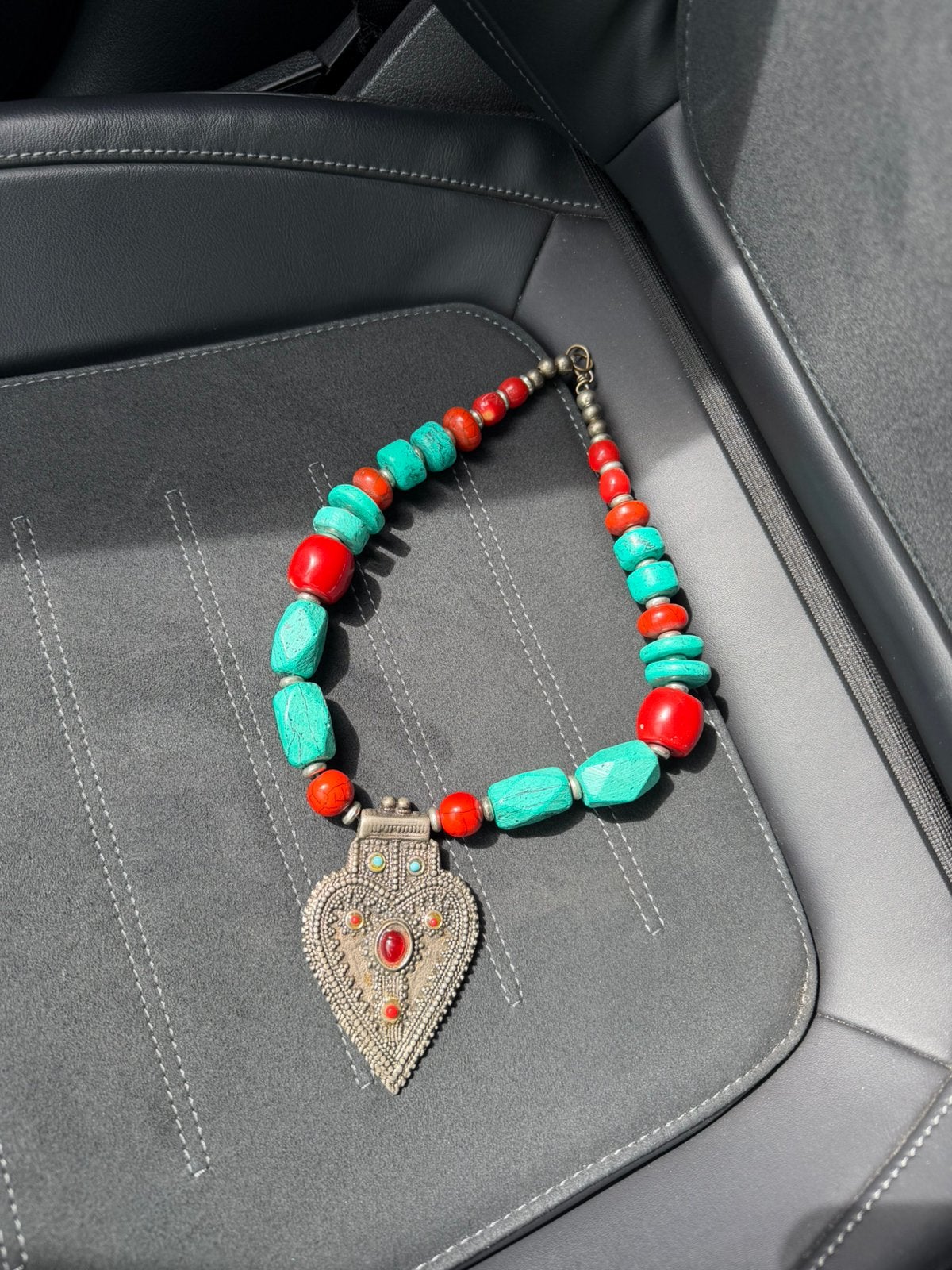 Vintage Ketting met Hanger - Turkoois en Koraal, Gebruikt, Ophalen of Verzenden, Steen of Mineraal, Met edelsteen