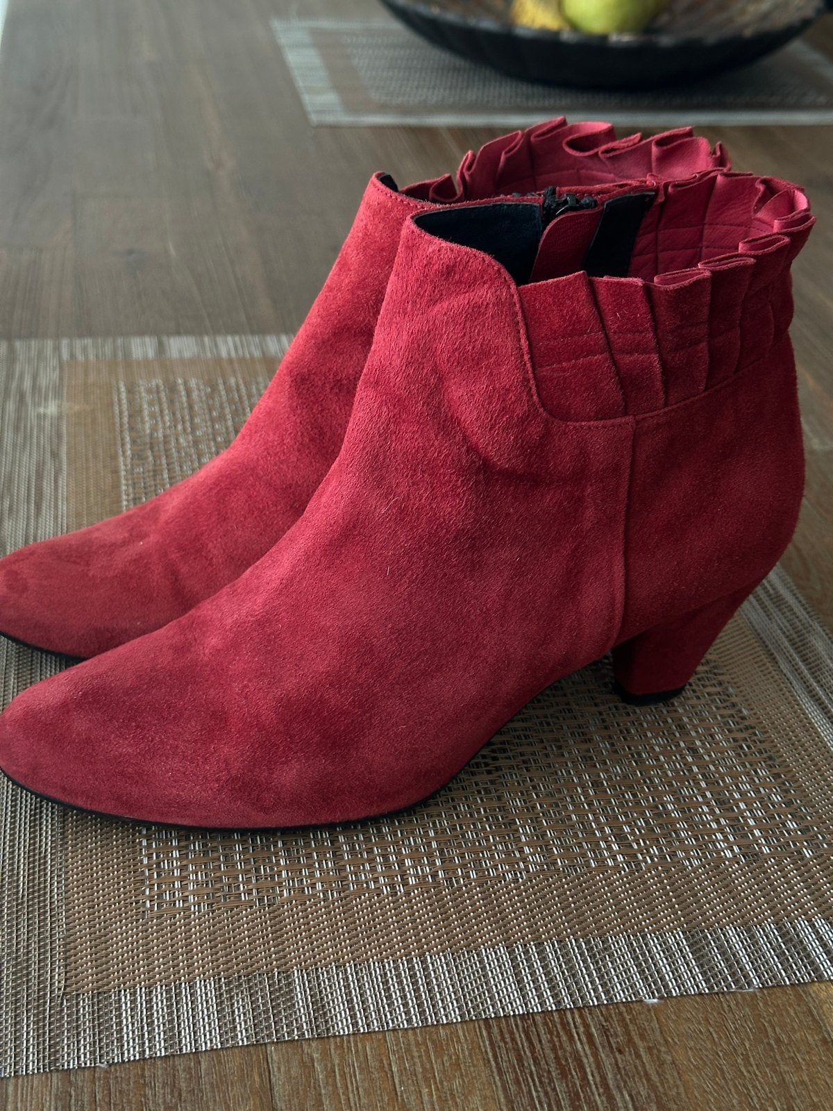 Bitter rode suède enkellaarzen - Zo goed als nieuw, Kleding | Dames, Ophalen of Verzenden, Zo goed als nieuw, Rood, Lage of Enkellaarzen