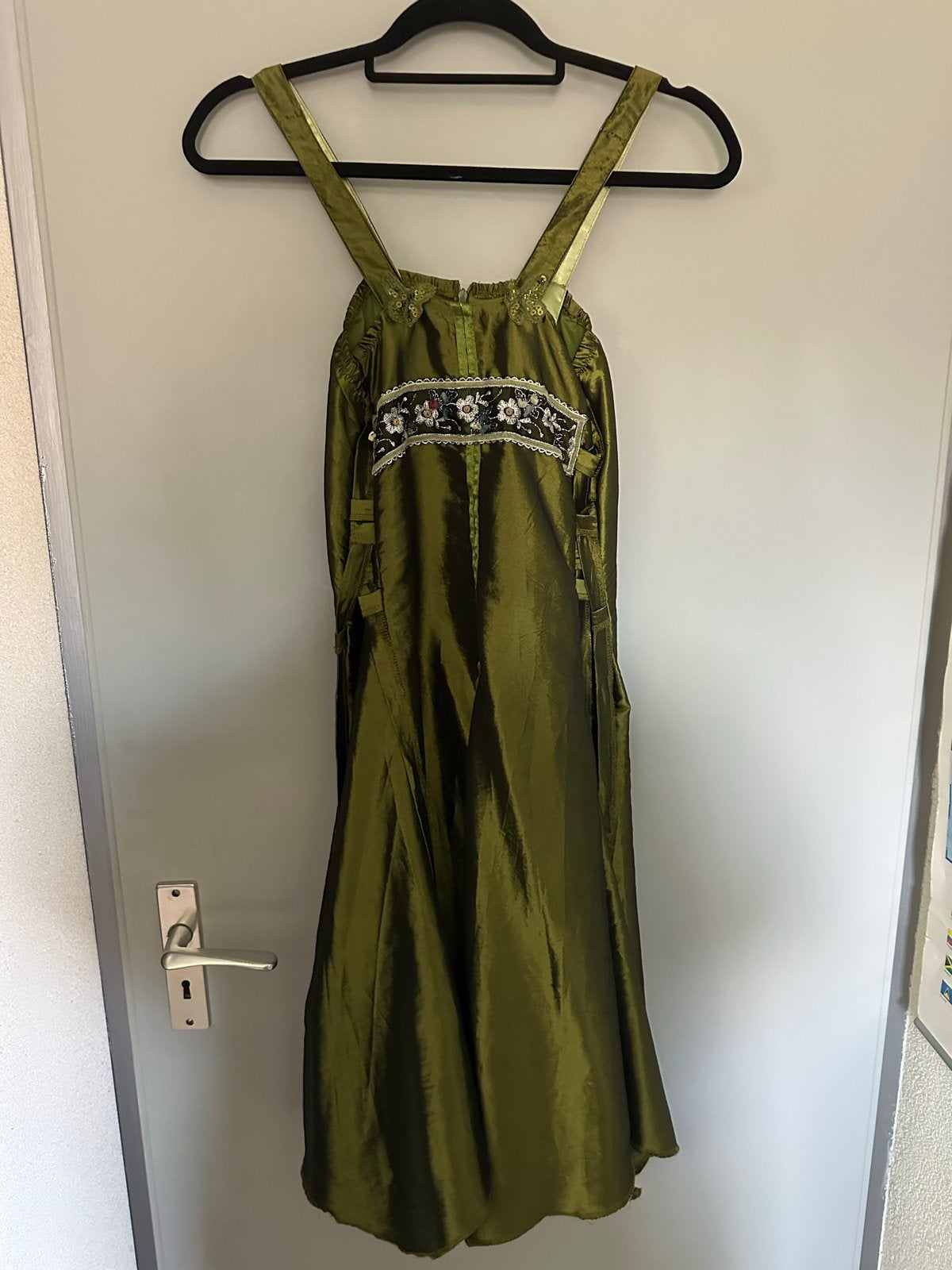 Elegante Olijfgroene Jurk met Geborduurde Details, Kleding | Dames, Maat 38/40 (M), Ophalen of Verzenden, Zo goed als nieuw, Onder de knie