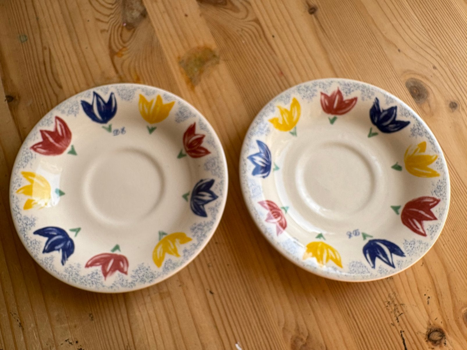 Vintage schotels John Tams, tulpen, Gebruikt, Keramiek, Ophalen of Verzenden, Overige stijlen