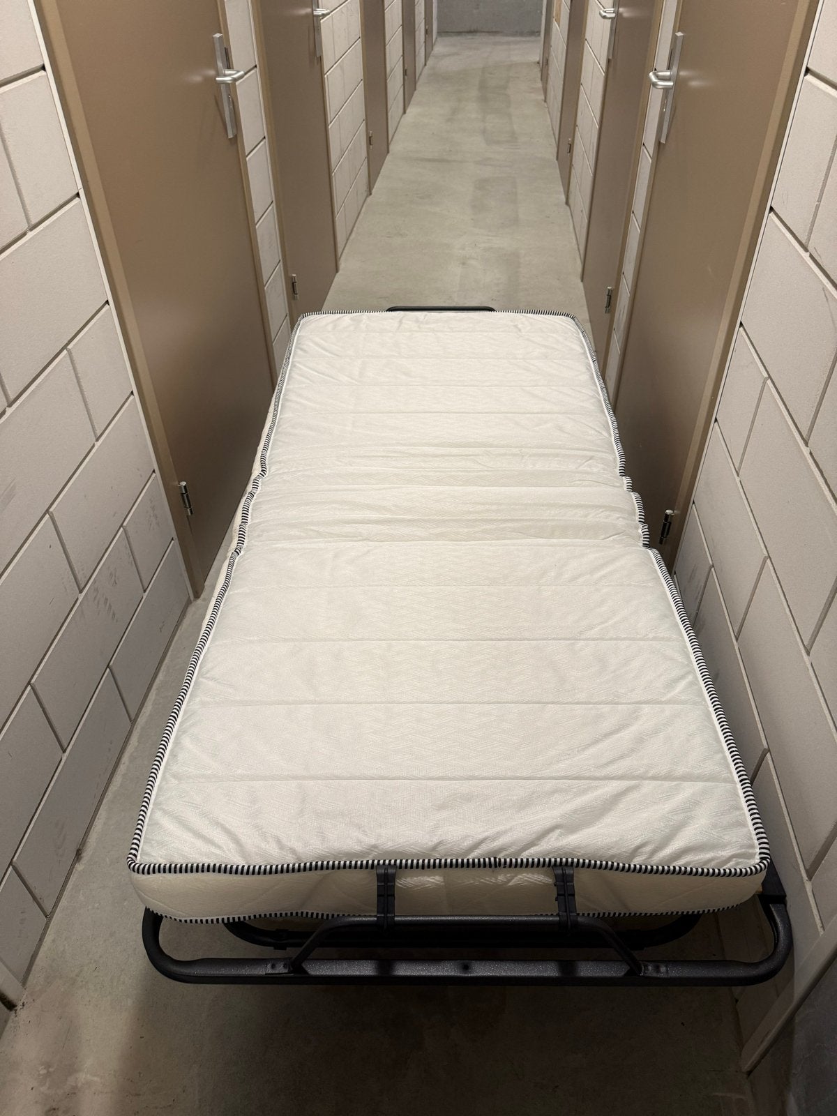 Opvouwbaar logeerbed met matras - Zo goed als nieuw, Ophalen, Verstelbaar, Eenpersoons, Zwart