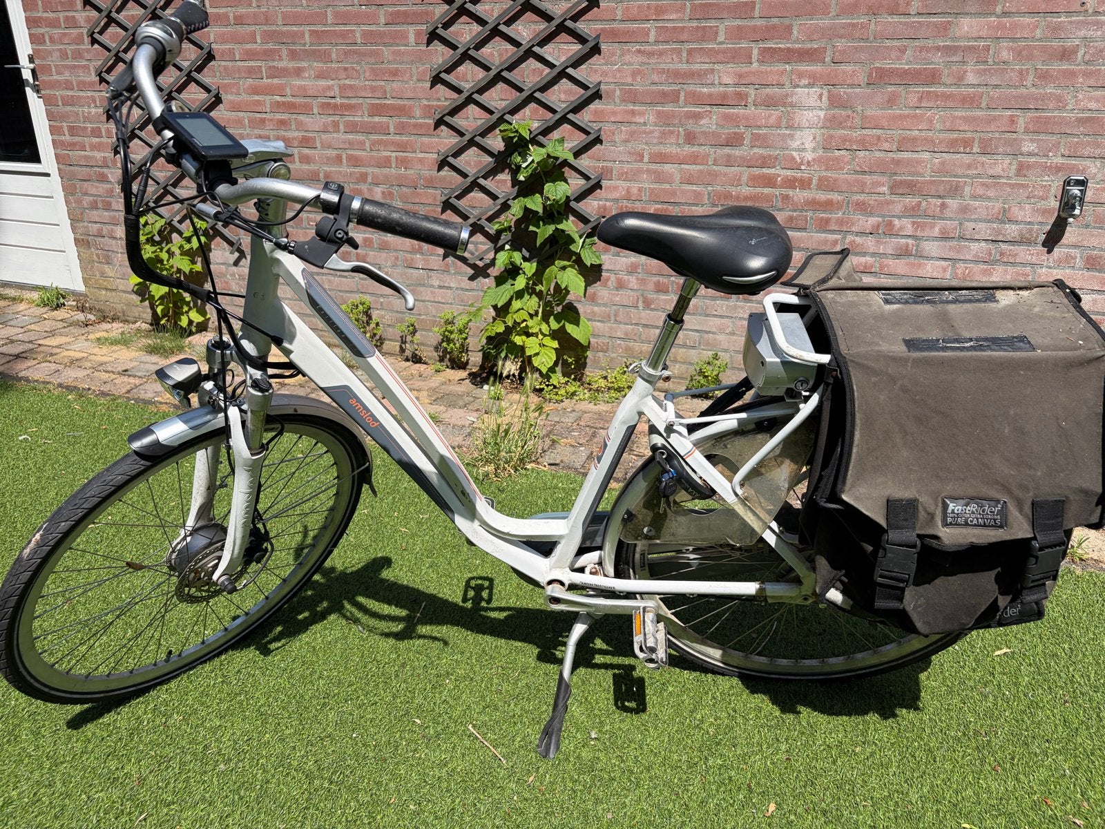 Gebruikte elektrische fiets met fietstassen, Gebruikt, 51 tot 55 cm, 30 tot 50 km per accu, Ophalen
