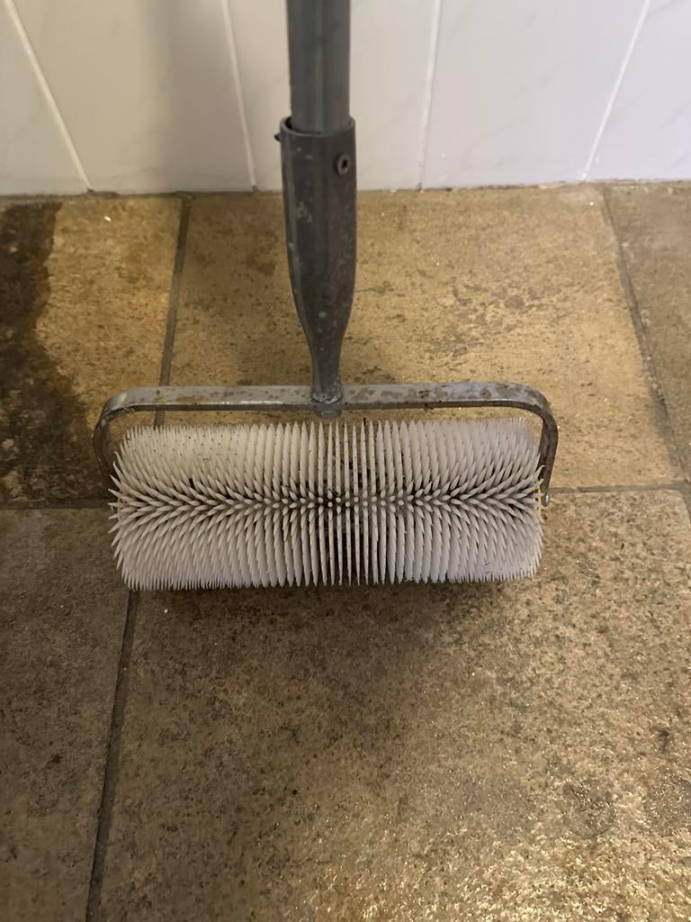 Prikroller met steel om egalinevloeren vlak te maken, Ophalen, Gebruikt