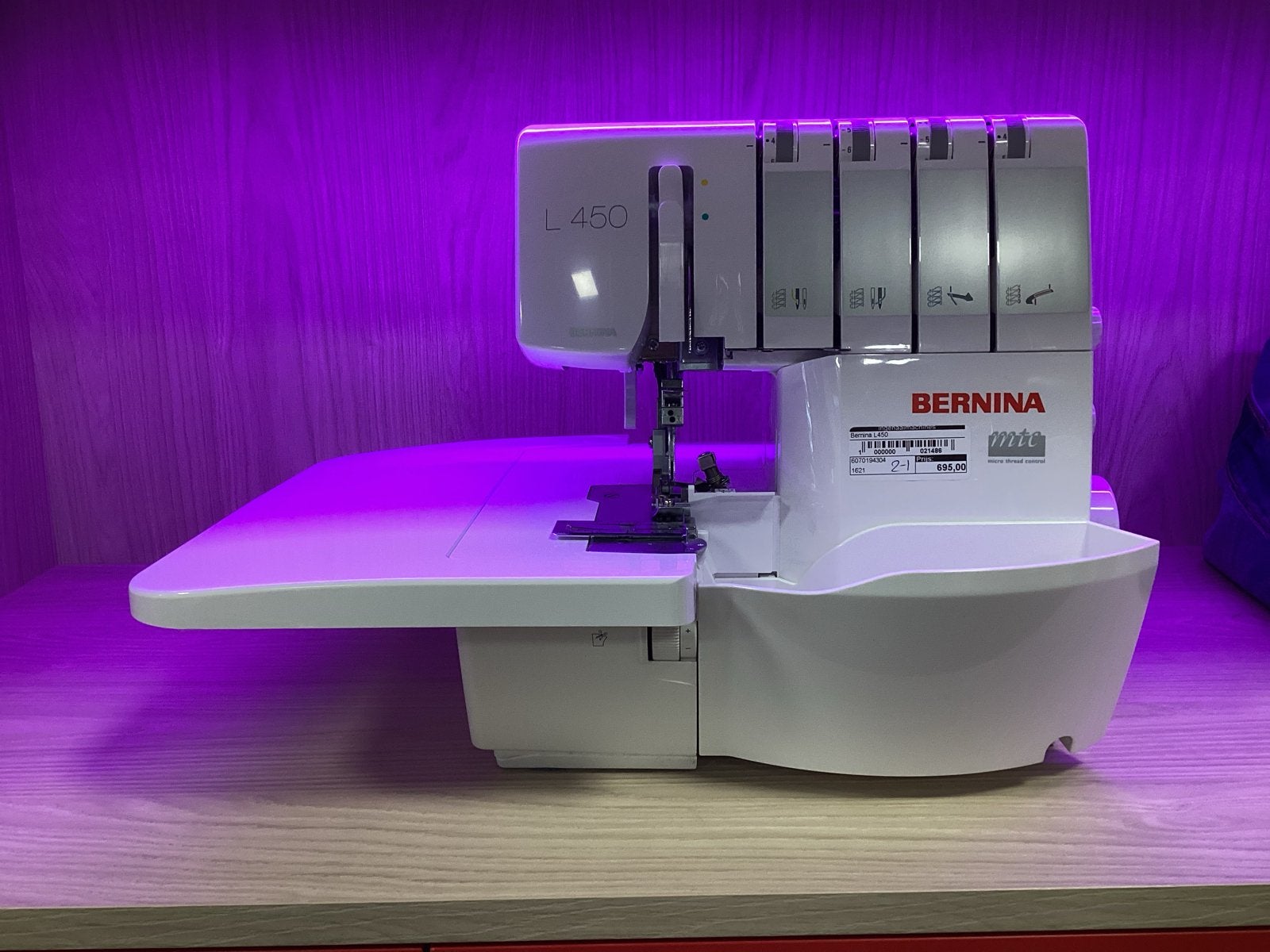 Bernina L 450 Lockmachine met aanschuiftafel en accessoires, Ophalen of Verzenden, Gebruikt, Lockmachine, Bernina