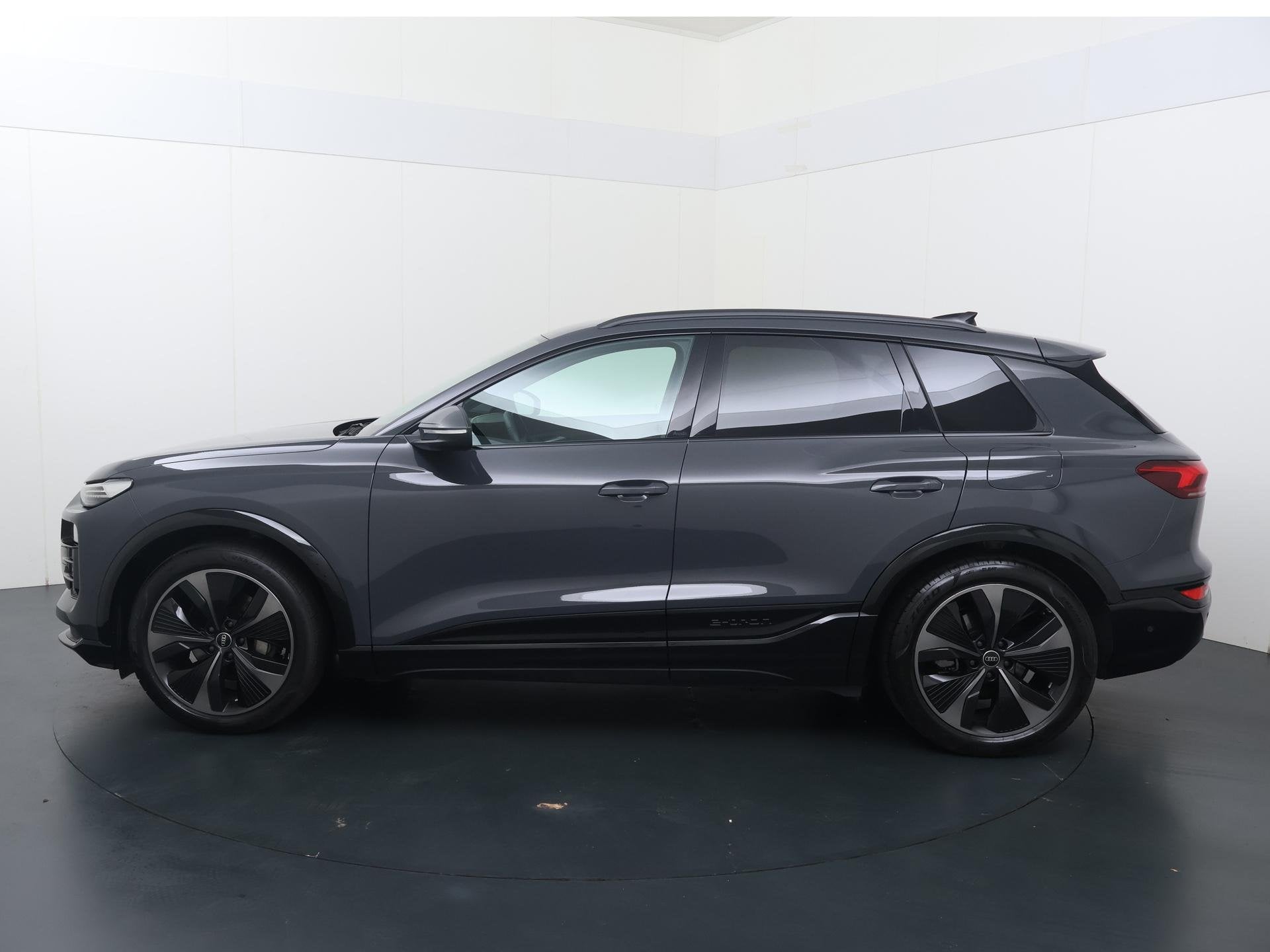 Audi Q6 e-tron Advanced edition 83 kWh | 252 PK | SoH 97% |, Auto's, Achterwielaandrijving, Gebruikt, Zwart, 2100 kg