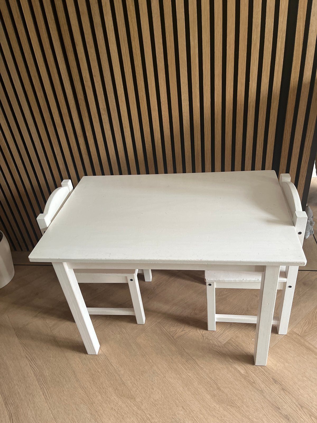 Witte kindertafel met twee kinderstoeltjes, Kinderen en Baby's, Kinderkamer | Tafels en Stoelen, Ophalen, Gebruikt, Tafel(s) en Stoel(en)