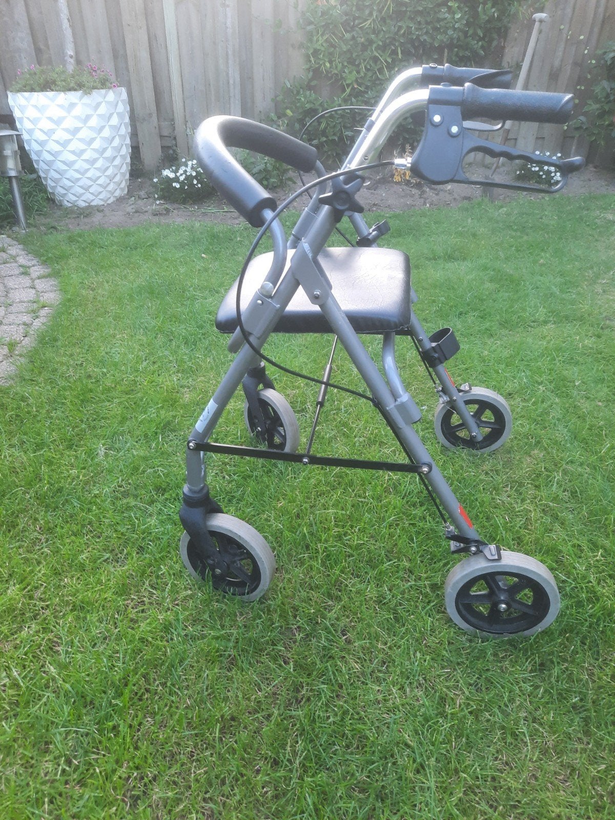 nieuw staat lichtgewicht rollator elephantje, Ophalen