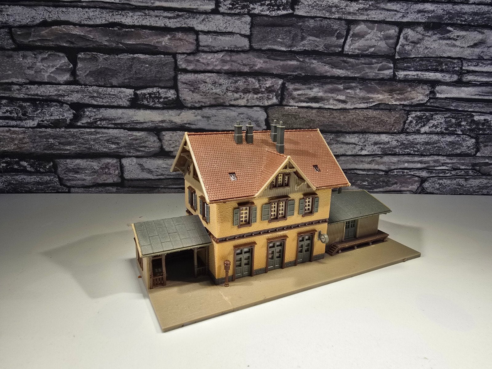 Station stationsgebouw bahnhof N spoor modeltrein 1:160, Overige merken, Gebruikt, Gelijkstroom of Wisselstroom, Brug, Tunnel of Gebouw