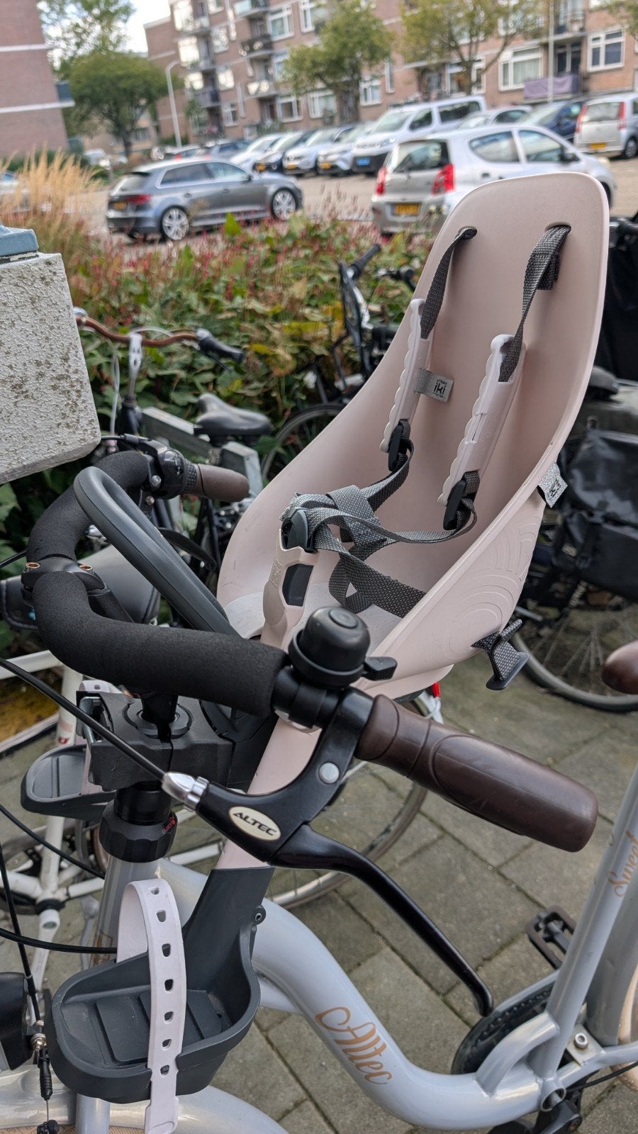 Urban Iki voorzitje - zachtroze met bevestigingssysteem, Ophalen, Voetsteuntjes, 0 t/m 18 kg, Voorzitje