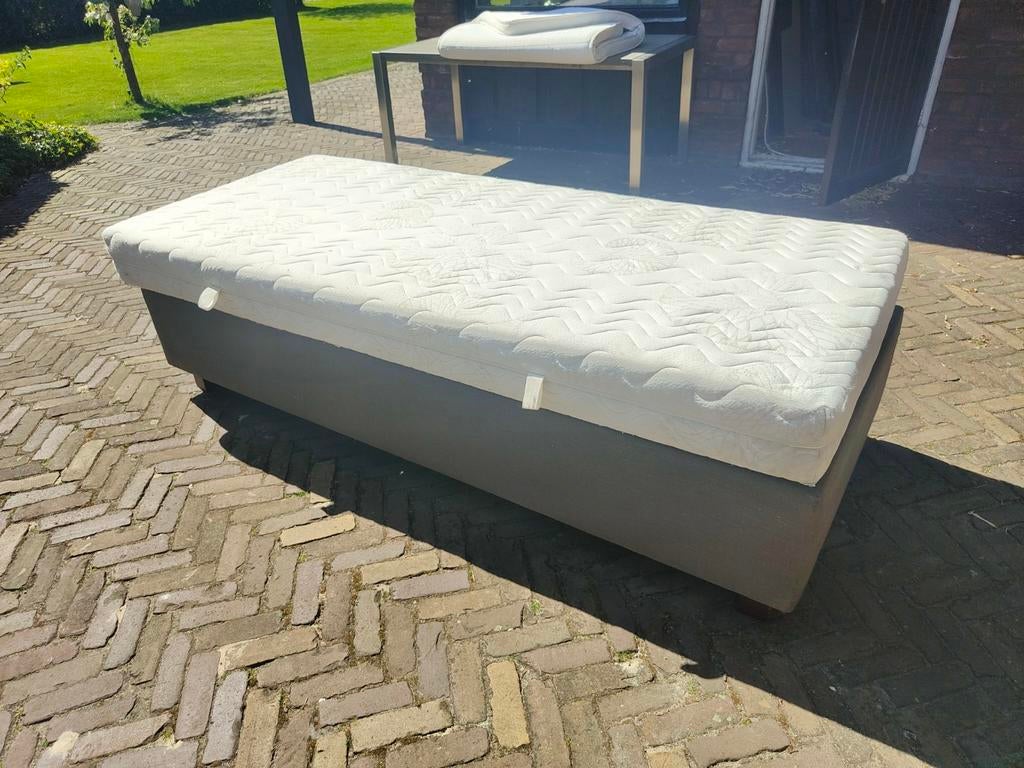 Boxspring bed 210 x 90 compleet met matras en evt topper, Ophalen, Gebruikt, 90 cm, Eenpersoons