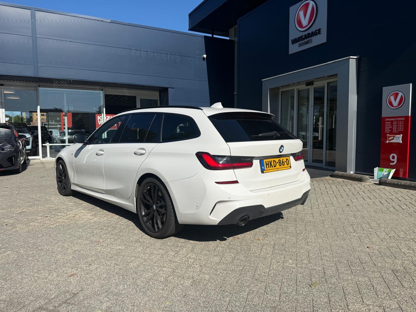 BMW 3-serie Touring 330d xDrive High Executive |Leer|Pano|, Auto's, Automaat, 2993 cc, Automatische klimaatregeling, Wit