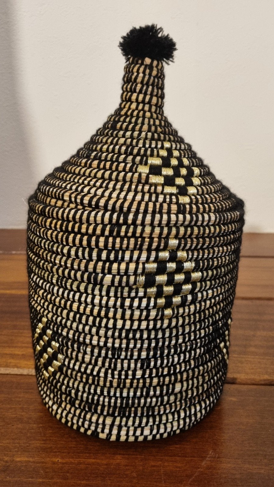Decoratieve rieten mand met deksel - Zwart/Naturel, Mand, Rond, Ophalen of Verzenden, Zo goed als nieuw