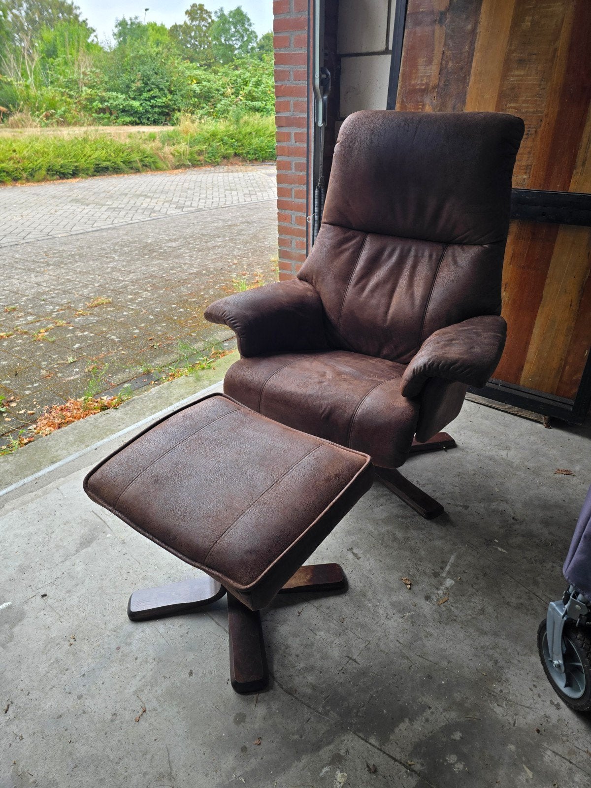 Comfortabele bruine relaxfauteuil met voetenbank, Ophalen, Gebruikt, 75 tot 100 cm, Comfortabel, Klassiek