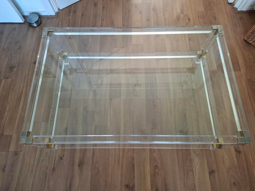 Glazen salontafel met messing details en hard plastic randen, Huis en Inrichting, Tafels | Salontafels, Ophalen, 100 tot 150 cm