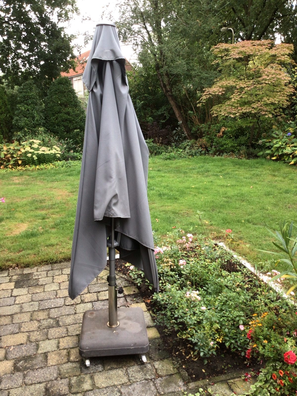 Grijze zweefparasol met voet, Ophalen of Verzenden, Gebruikt, 2 tot 3 meter, Zweefparasol