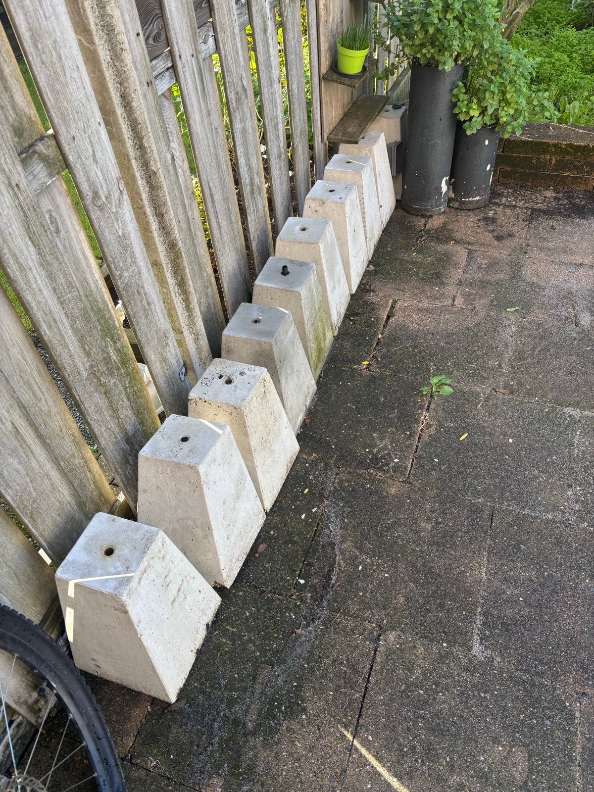 Beton poeren met draadeinden voor paalbevestiging, Ophalen, Nieuw