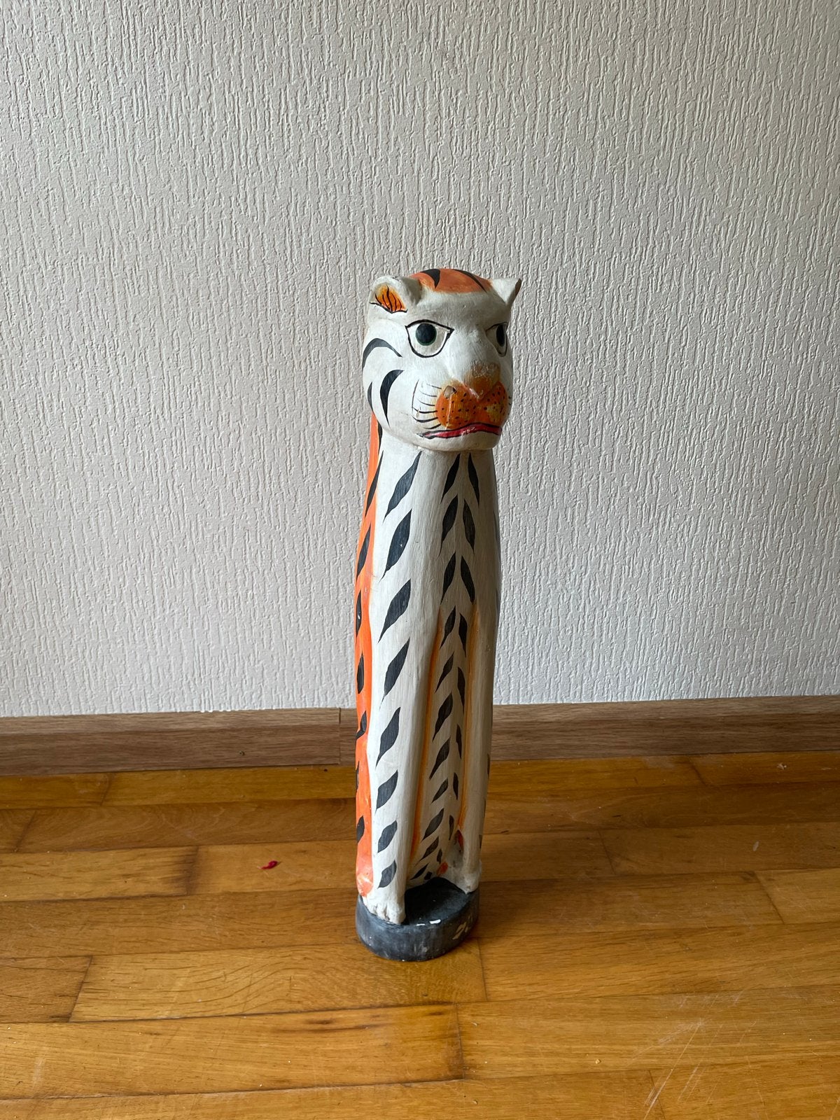 Handgesneden houten tijger beeld - Uniek en kleurrijk, Ophalen of Verzenden, Zoogdier, 20 - 50 cm, Beeld