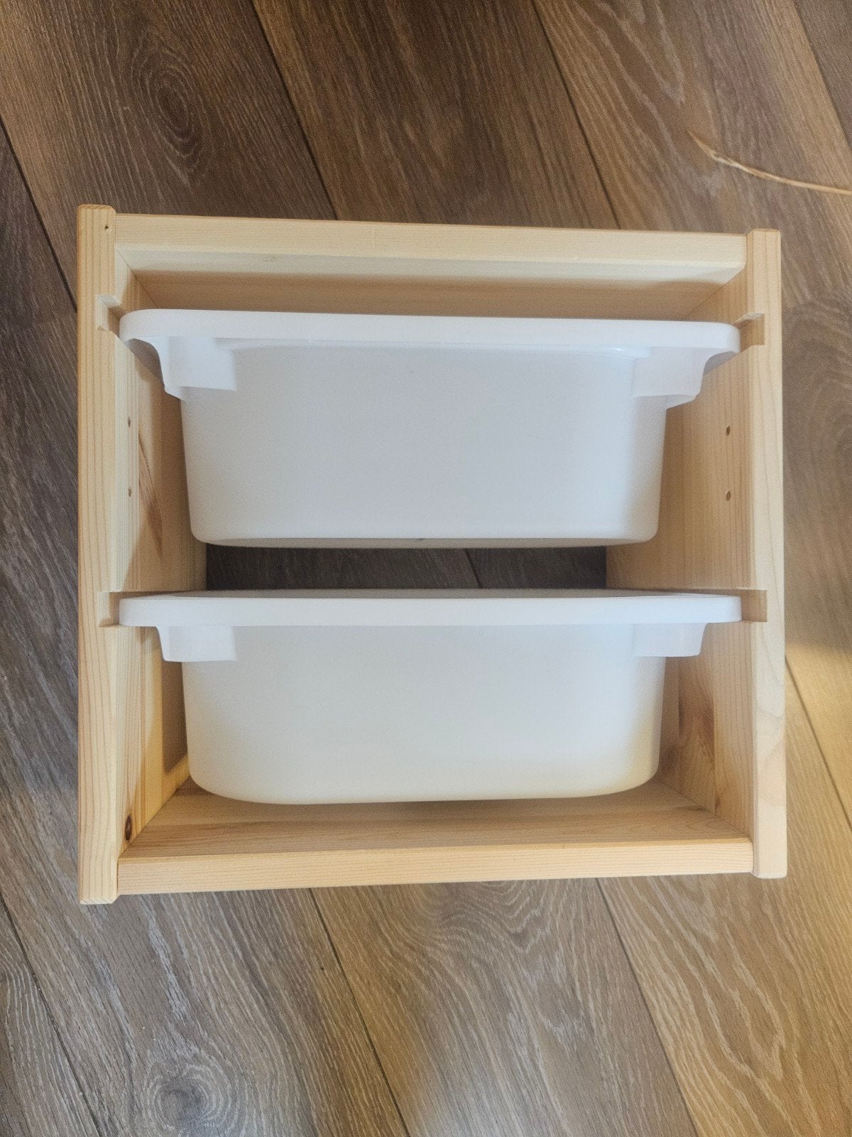 Houten opbergrekje van tropfast ikea met twee witte bakken, Ophalen of Verzenden