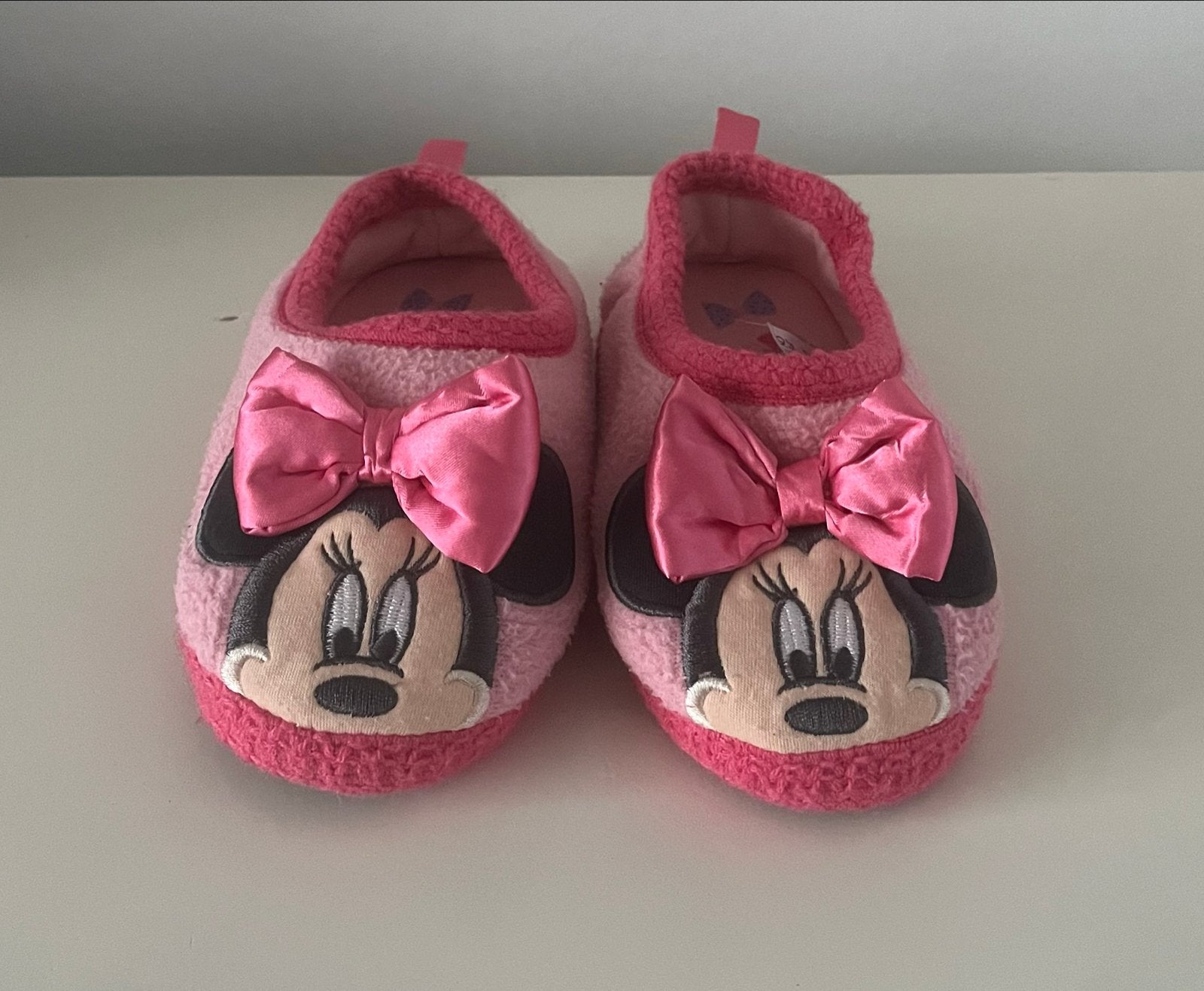 Roze Minnie Mouse pantoffels maat 24/25, Ophalen of Verzenden, Zo goed als nieuw, Meisje