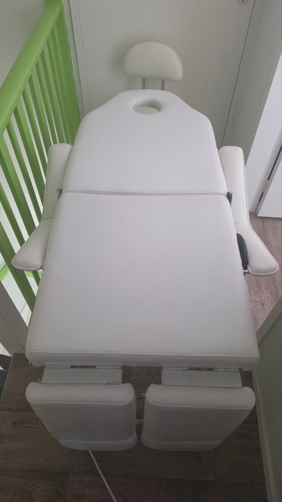 Witte behandelstoel met krukje, Ophalen