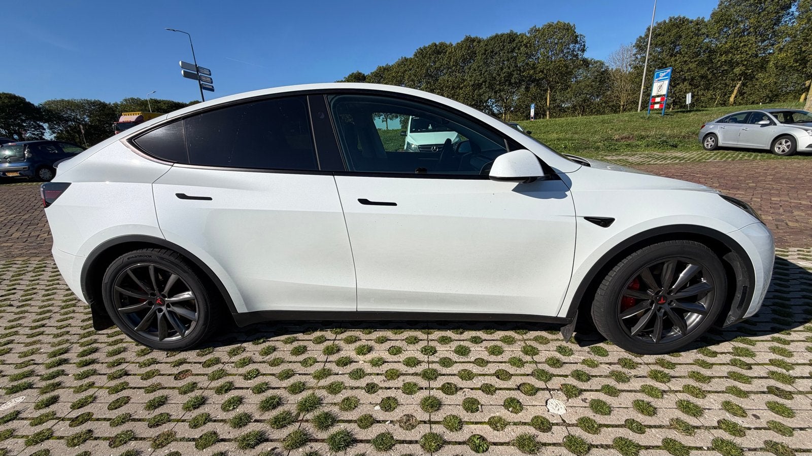 Tesla Model Y performance mei 2025 Wit incl afn. trekhaak, Auto's, Automaat, Dealer onderhouden, 1972 kg, Wit