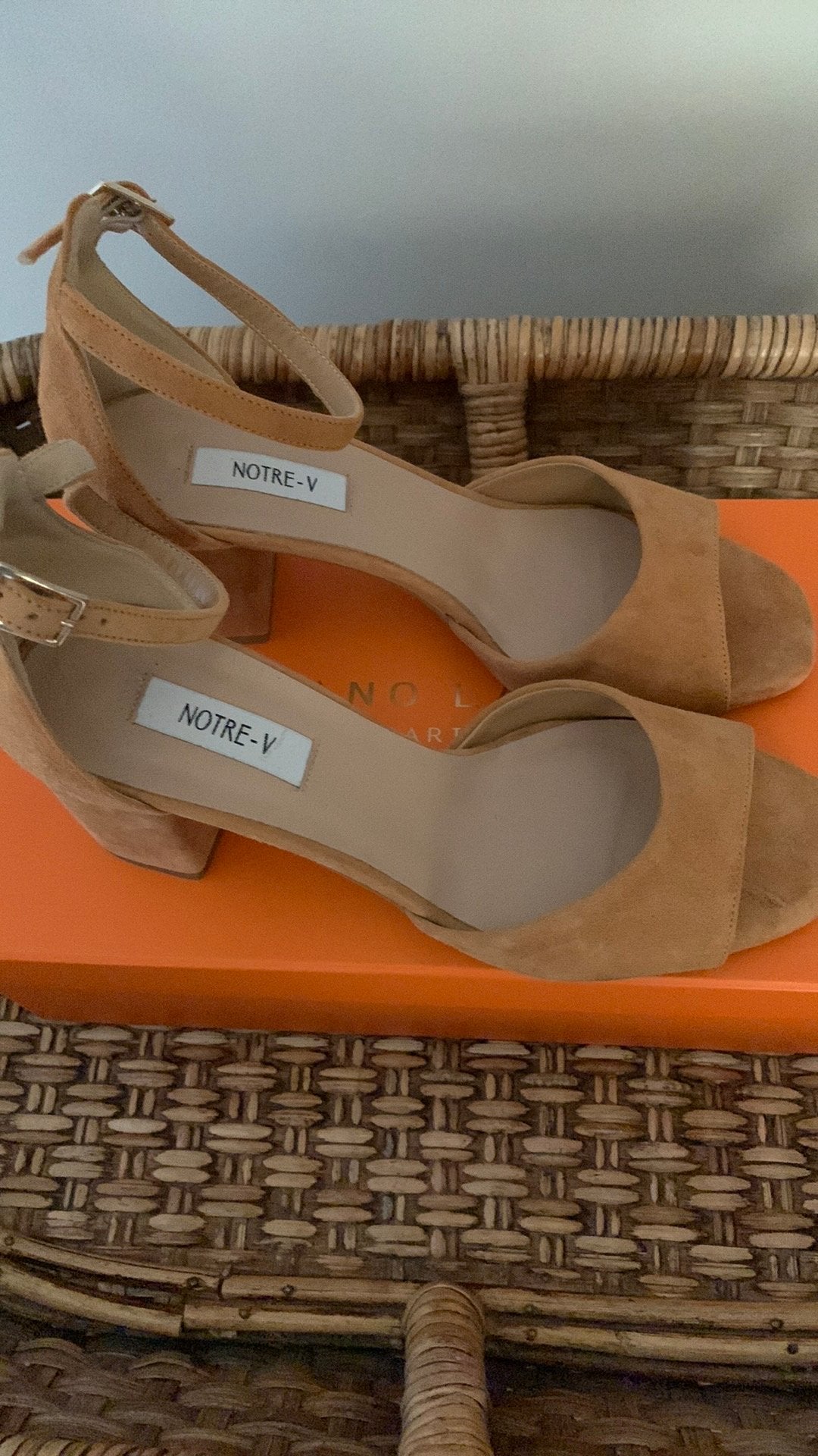 Notre V  mooie hak schoen, Kleding | Dames, Schoenen, Ophalen of Verzenden, Zo goed als nieuw, Beige, Schoenen met lage hakken