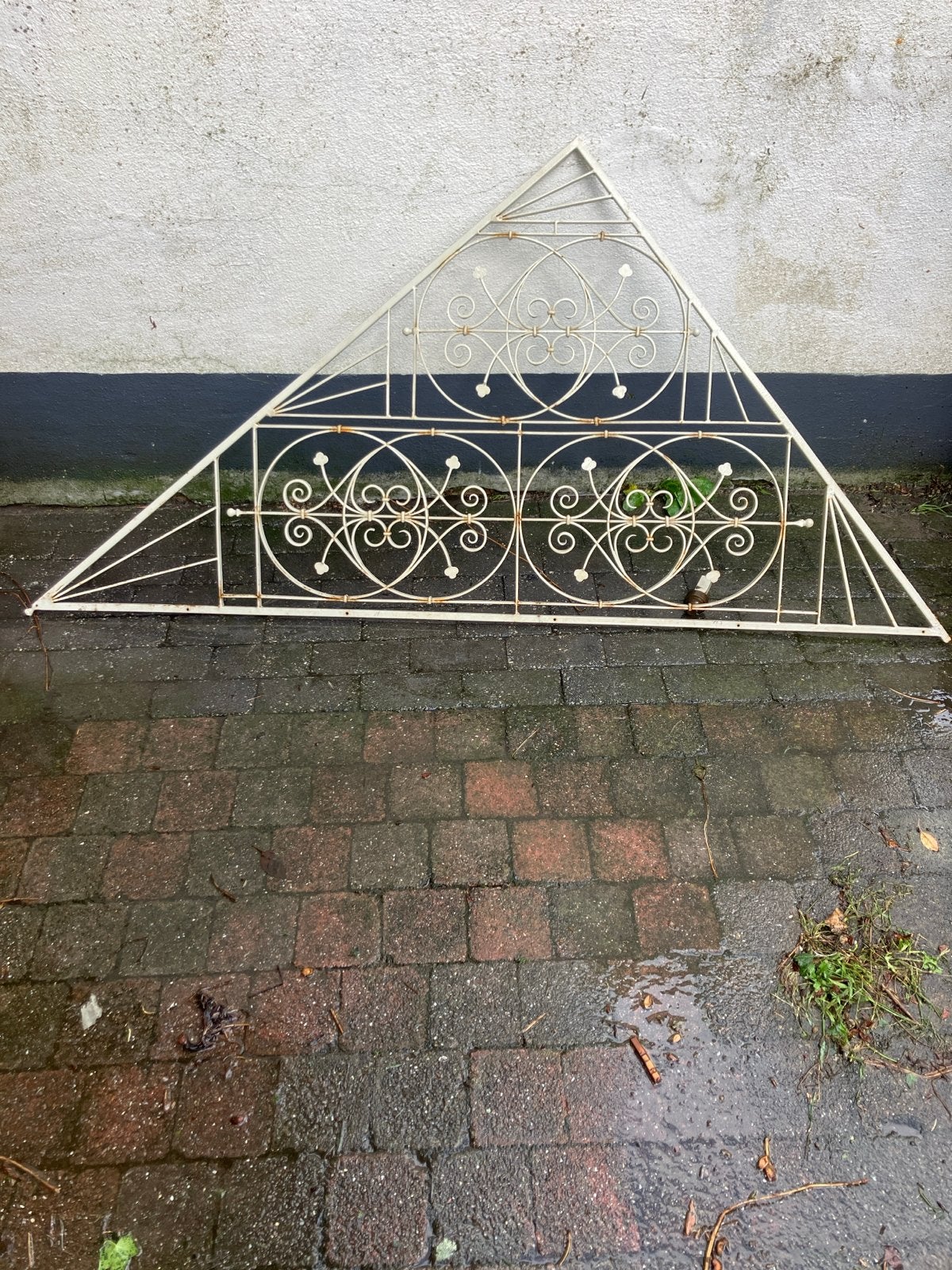 Decoratief smeedijzeren driehoekig raamwerk, Ophalen