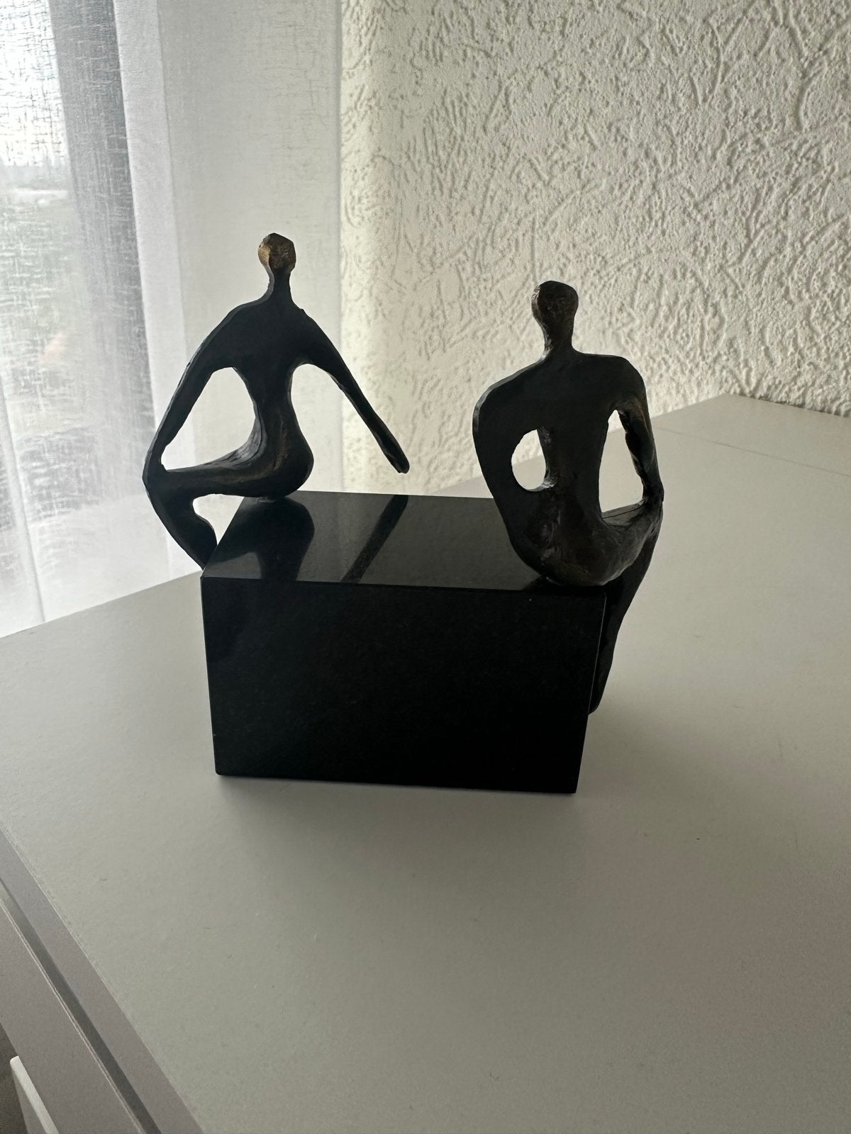 Bronzen Beeldje 'Een goed gevoel' - Arithove, Groep mensen, Minder dan 20 cm, Ophalen of Verzenden, Op sokkel