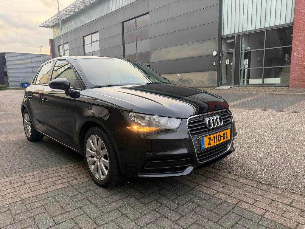 Audi A1 1.2 Tfsi 63KW SB 2014 Zwart, Auto's, Voorwielaandrijving, 4 cilinders, Zwart, Handgeschakeld