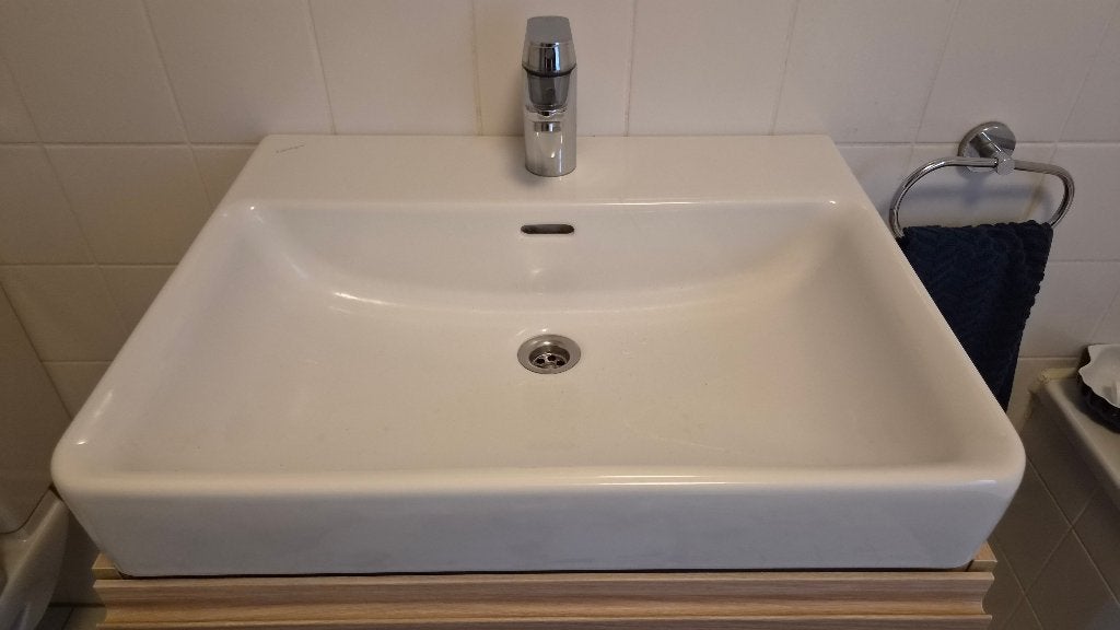 Mooie Laufen wastafel met Grohe kraan en sifon. Kalkvrij, Ophalen, Gebruikt, Wastafel