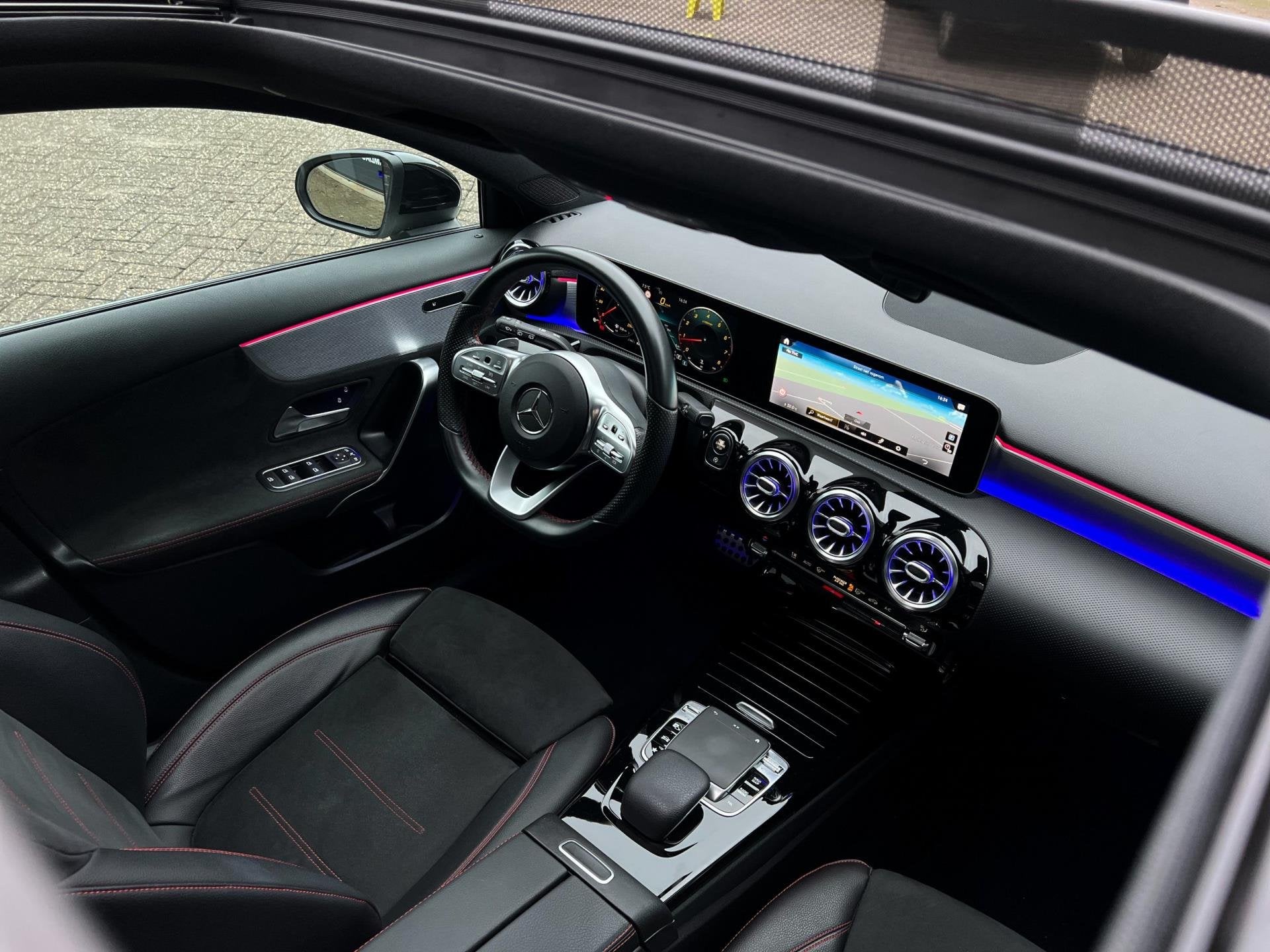 Mercedes-Benz A-klasse 200 AMG| Pano| Multibeam| Burmester|, Auto's, 4 cilinders, Bedrijf, 1600 kg, 685 kg