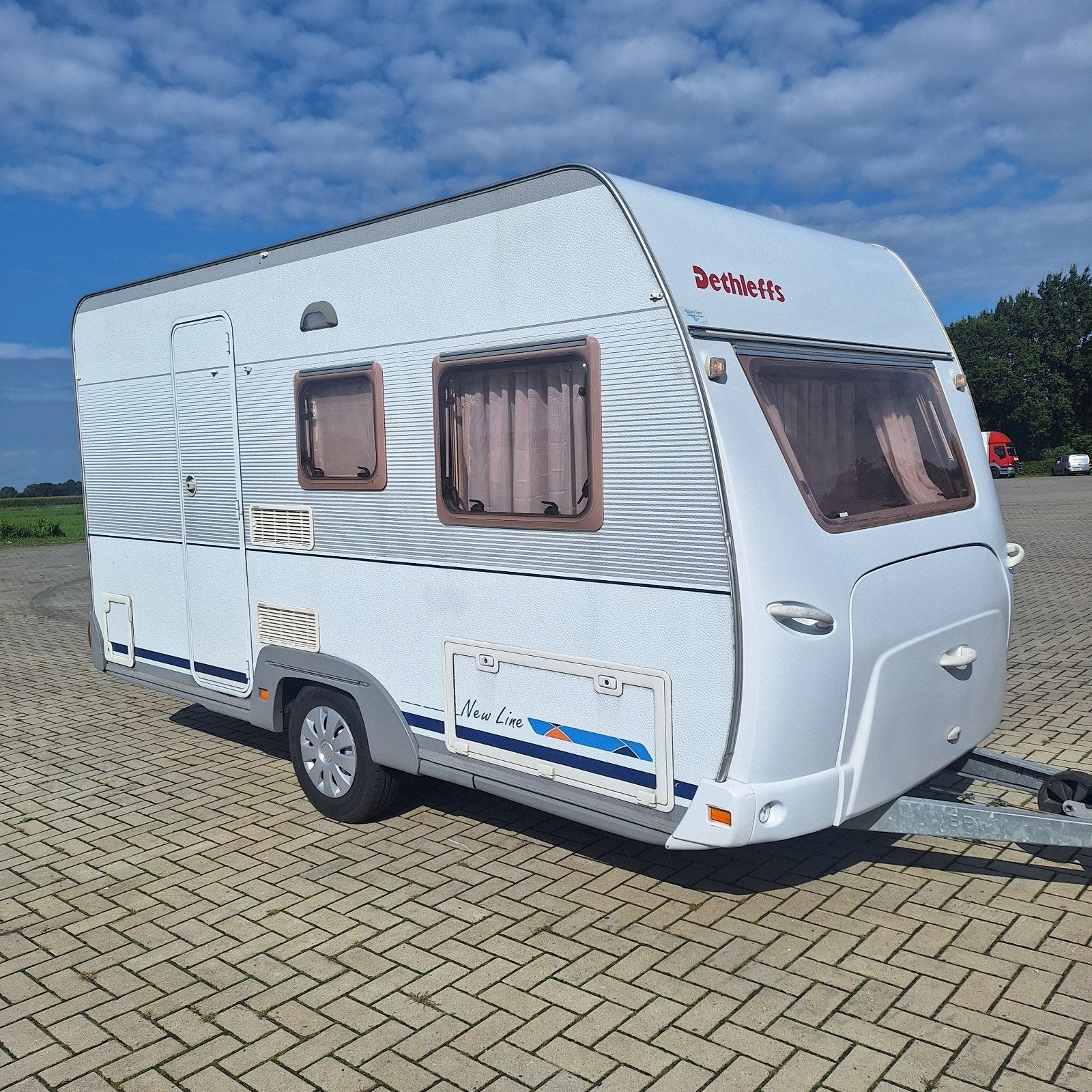 Dethleffs Newline 420, Voortent, Vast bed, Panoramadakluik, Treinzit, 750 - 1000 kg, Schokbreker, Tot en met 4