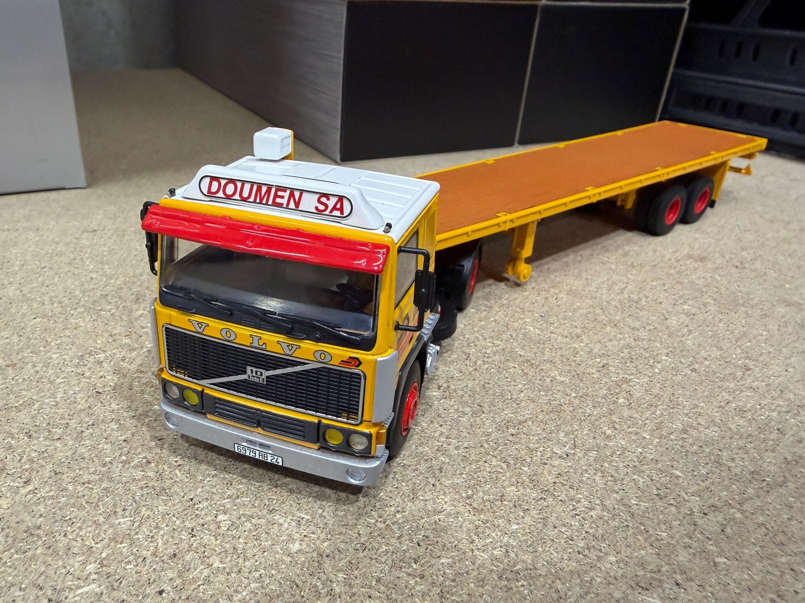 WSI VOLVO F10 CLASSIC DOUMEN FLATBAD TRAILER, Ophalen of Verzenden, Nieuw, Bus of Vrachtwagen, Wsi