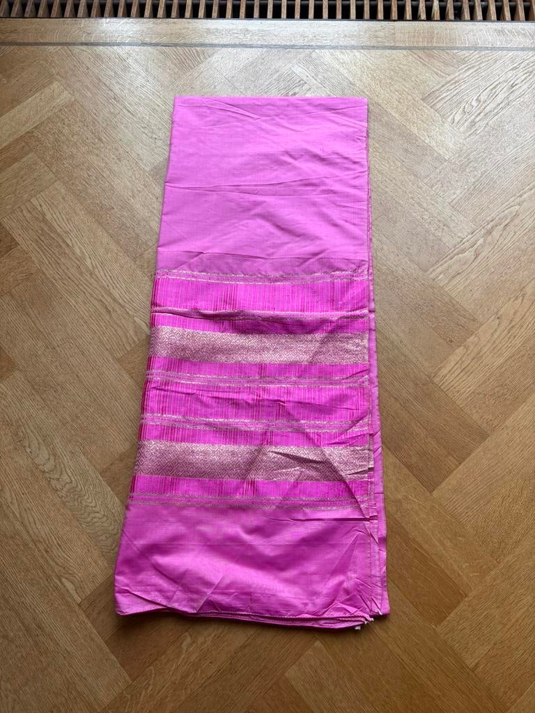 Lap stof nieuwe ongebruikt pure zijde fel roze gouden rand, Hobby en Vrije tijd, Stoffen en Lappen, Ophalen of Verzenden, 30 tot 120 cm
