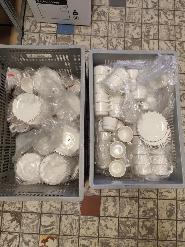 Grote partij witte koppen en schotels - ideaal voor horeca, Gebruikt, Keramiek, Ophalen of Verzenden, Effen