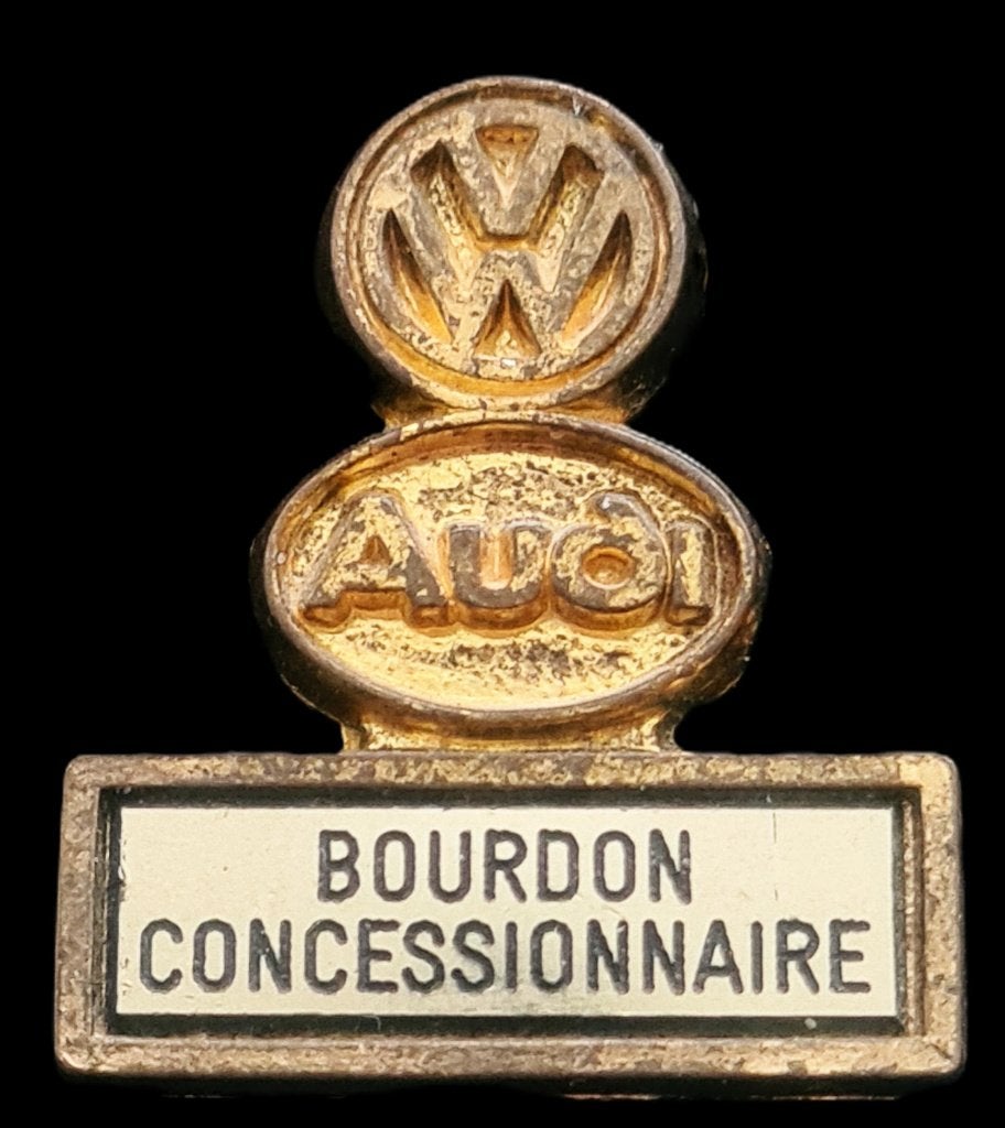 V.W.- Audi Bourdon Concessionnaire pin, Verzamelen, Verzenden, Nieuw, Transport, Speldje of Pin