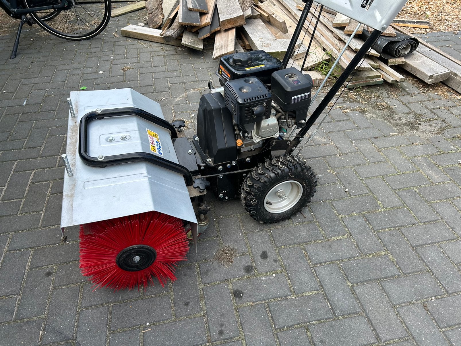 Lumag KM 800 veegmachine, Ophalen, Zo goed als nieuw