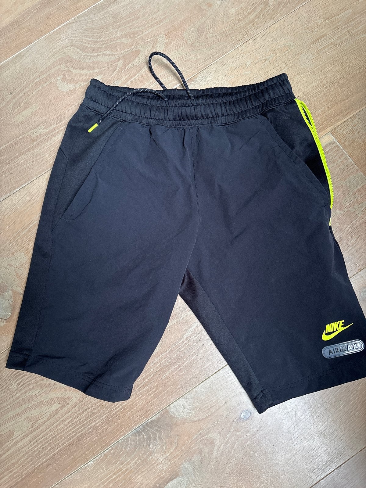 Nike Air Max Sportshort - Zwart met Neon Details, Zwart, Ophalen of Verzenden, Zo goed als nieuw, Algemeen
