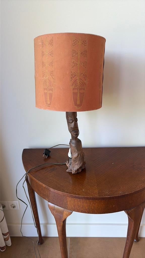 Afrikaans houtsnijwerk lampenvoet met bijpassende kap, Gebruikt, 50 tot 75 cm, Vintage, Ophalen of Verzenden