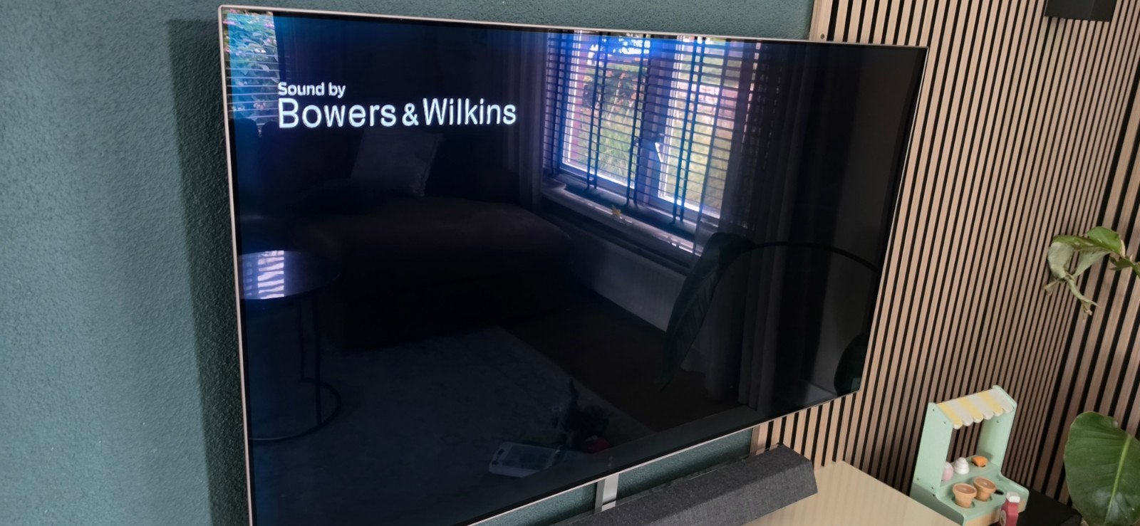 Philips 55OLED934 Ambilight TV met B&W soundbar