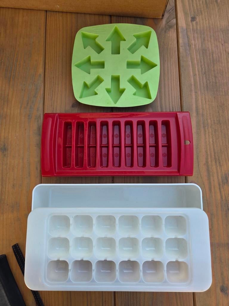 3x ijsblokjes vormen waarvan 1 box samen voor €2,- .,, Ophalen