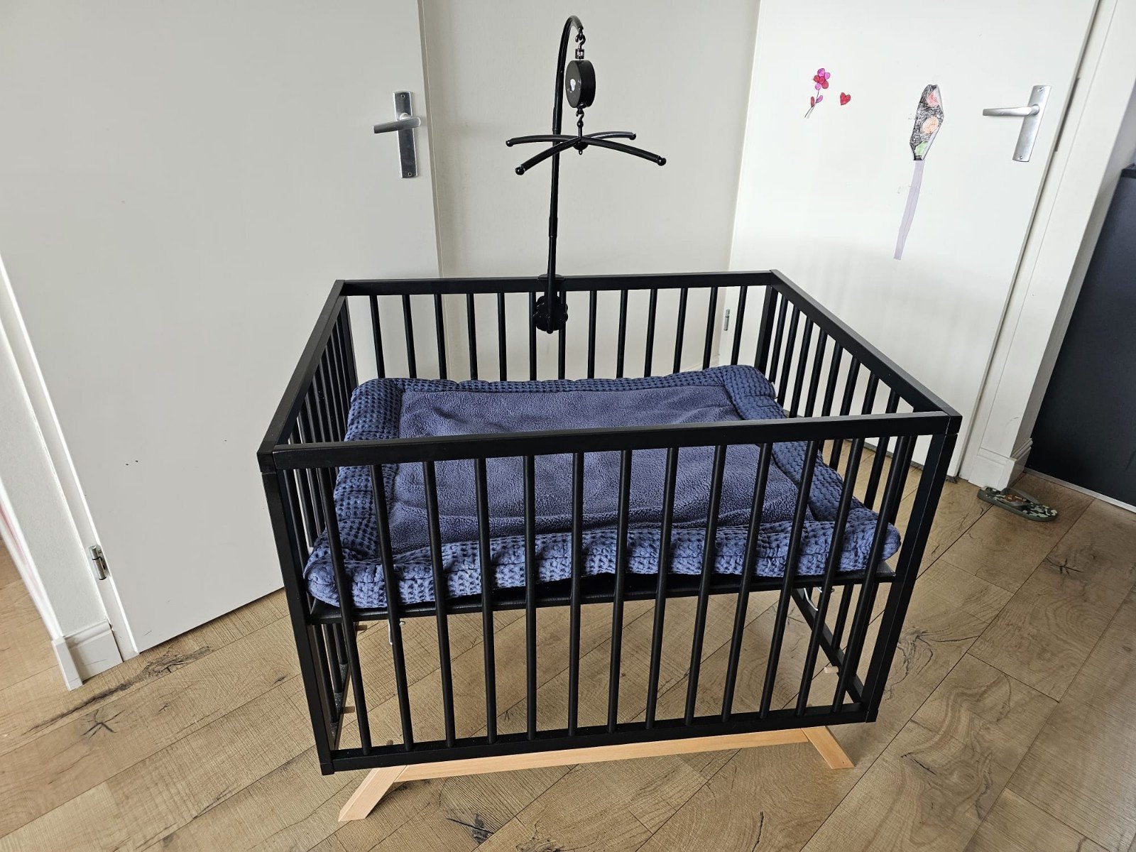 Zwarte babybox met mobielhouder, Kinderen en Baby's, Boxen, Ophalen, Gebruikt, Rechthoekig
