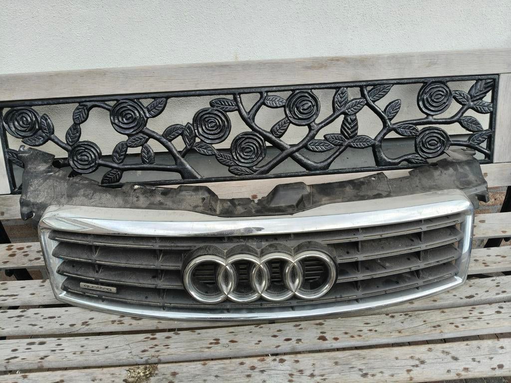 Audi A8 D3 Grille - Onbeschadigd, Auto-onderdelen, Carrosserie en Plaatwerk, Ophalen of Verzenden, Gebruikt, Voor, Audi