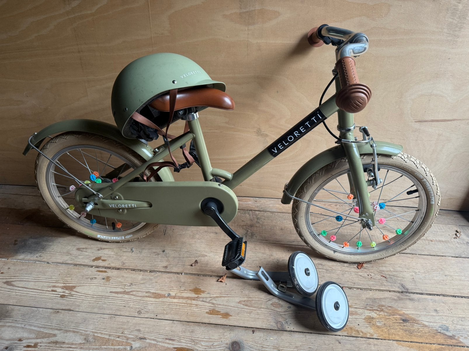 Veloretti Maxi Desert Moss 16” kinderfiets met helm, Terugtraprem, Zijwieltjes, 16 tot 20 inch, Veloretti