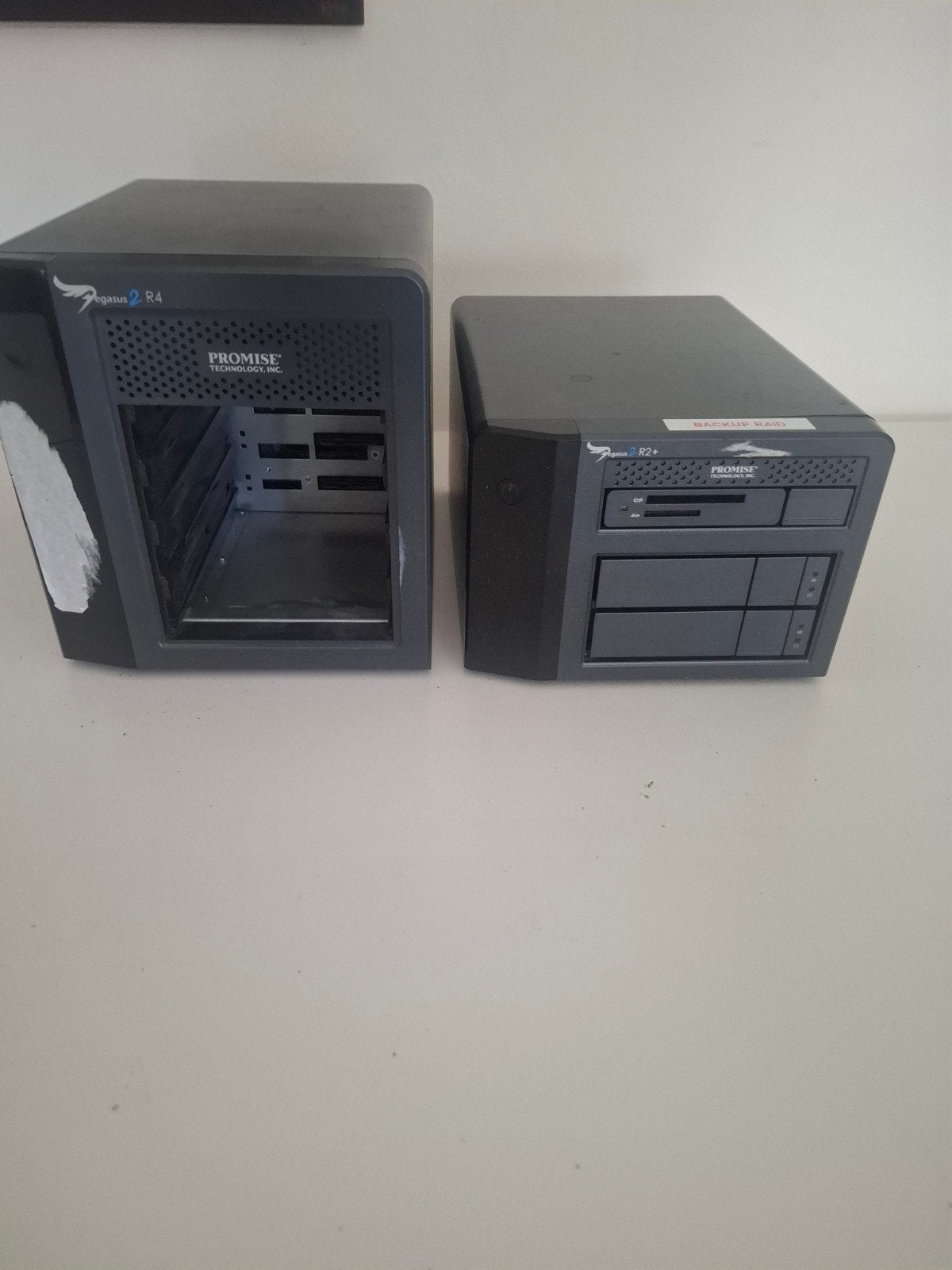 Promise Pegasus R4 en R2+ met 2x 2TB Toshiba HDD's, Thunderbolt, Gebruikt, Server, HDD