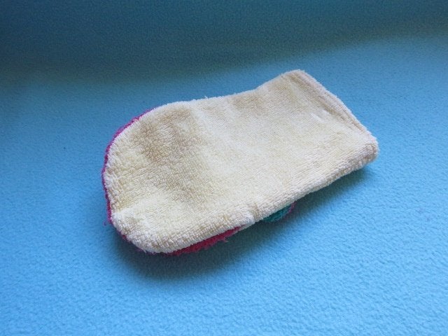 Badstof handpop of poppenkastpop hond lichtgeel met roze, Geel, Handgemaakt, Zo goed als nieuw, Klein (minder dan 20 cm)